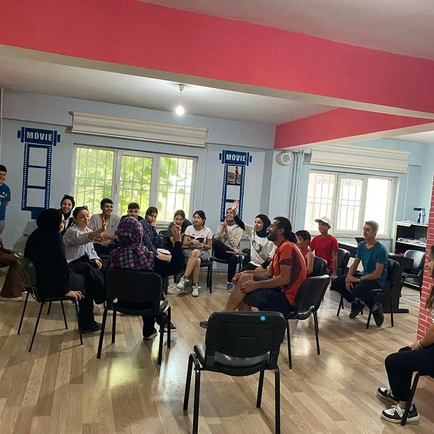GENÇ OFİS, GENÇLERLE DOLUP TAŞIYOR