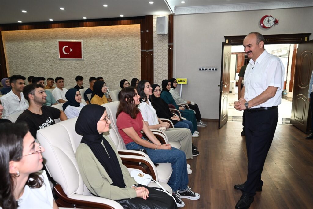 YKS’de dereceye giren öğrencileri ağırladı