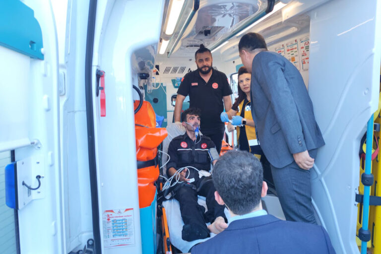 Yaralı vatandaşa müdahale etti