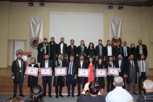 Yemin edip cübbe giydiler