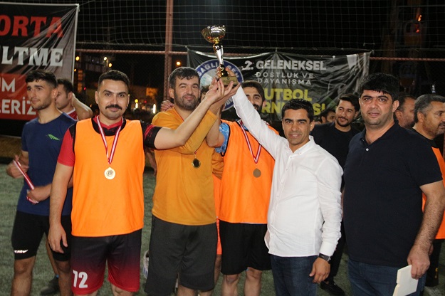 SAĞLIKSEN FUTBOL TURNUVASINDA ŞAMPİYON KOZLUK FC TAKIMI OLDU