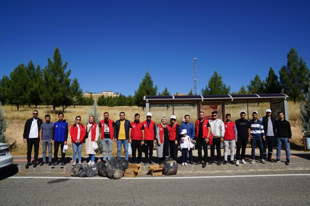 ÜNİVERSİTE ÖĞRENCİLERİ ORMAN TEMİZLİĞİ YAPTI