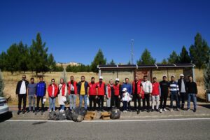 ÜNİVERSİTE ÖĞRENCİLERİ ORMAN TEMİZLİĞİ YAPTI