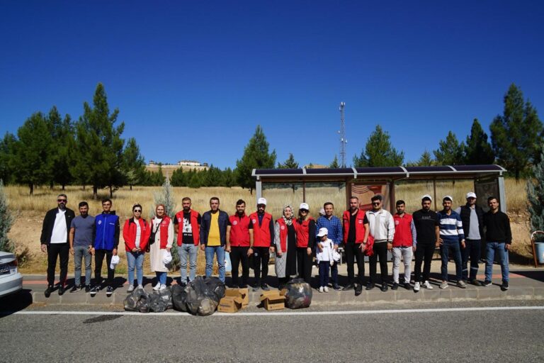 ÜNİVERSİTE ÖĞRENCİLERİ ORMAN TEMİZLİĞİ YAPTI