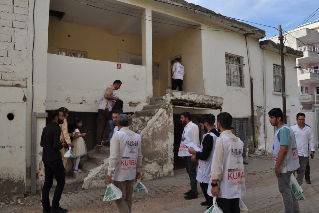 Yasin Börü anısına kurban eti dağıttılar