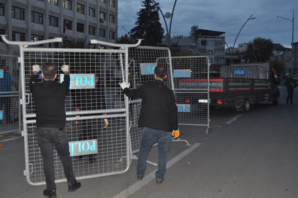 BARİYERLER KALDIRILMAYA BAŞLANDI