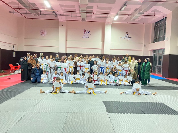 50 KARATE SPORCUSU 5 RENKTE KUŞAKLARINI ALDI