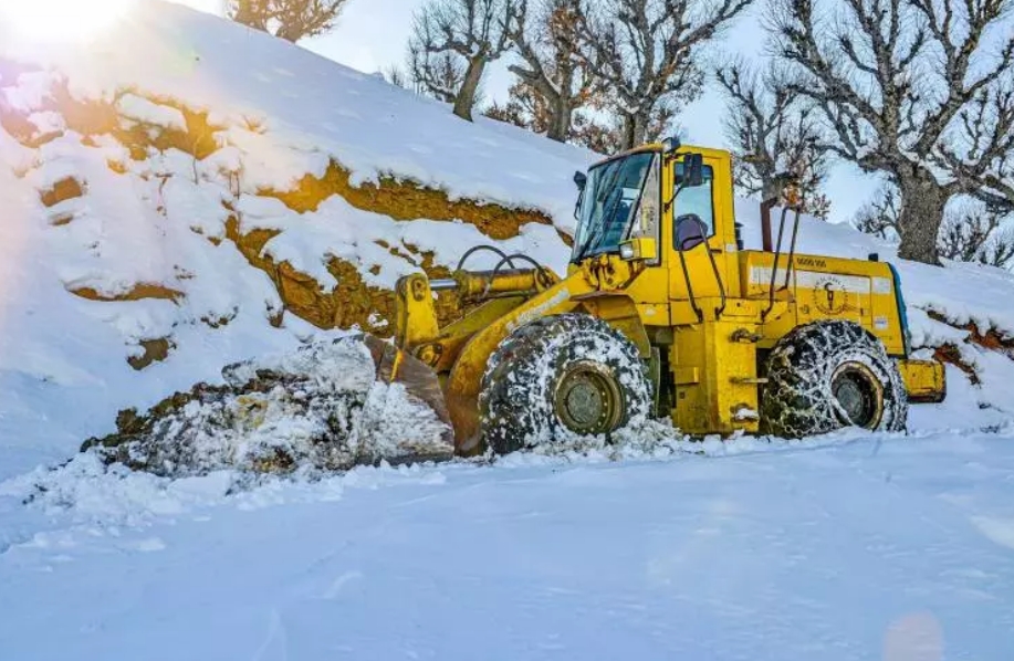 Kar yağışı yolları kapattı