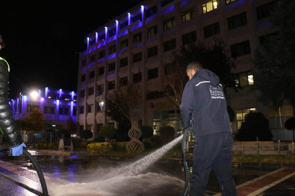 KALDIRIMLAR KÖPÜKLÜ SU İLE YIKANIYOR