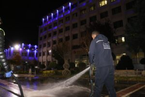 KALDIRIMLAR KÖPÜKLÜ SU İLE YIKANIYOR