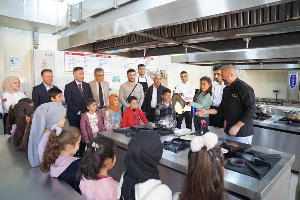 HASANKEYF’TE İLKOKUL ÖĞRENCİLERİNE AŞÇILIK DENEYİMİ
