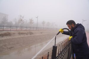 KANAL ÇEVRESİNDEKİ YAN YÜZEYLER TİTİZLİKLE YIKANIYOR