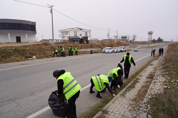 ÇEVRE YOLU TEMİZLİĞİNDE 4 KAMYON ÇÖP TOPLANDI