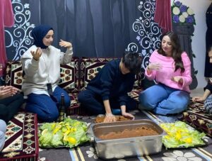 RAHİME USTA, HEM YOĞURDU HEM SÖYLEDİ