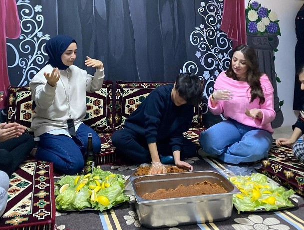 RAHİME USTA, HEM YOĞURDU HEM SÖYLEDİ