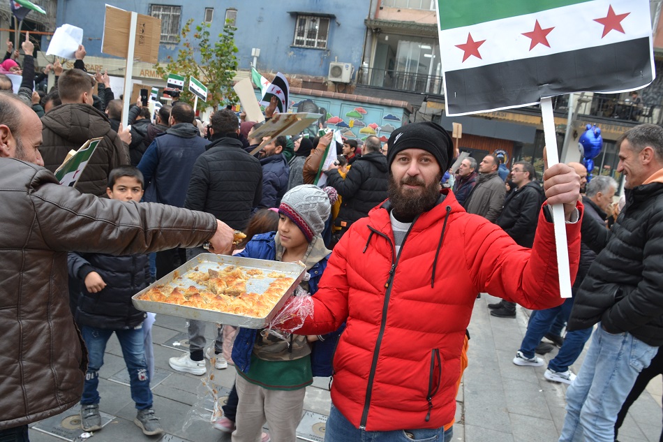 SURİYE’LİLER ESAD’IN ÇÖKÜŞÜNÜ KUTLADILAR