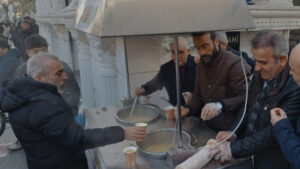 Günde 500 sıcak çorba dağıtıyorlar