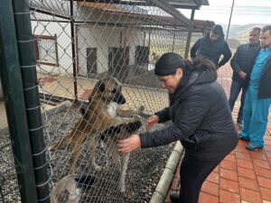 Hayvan bakım merkezini ziyaret etti