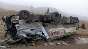 Petrol yüklü tır devrildi