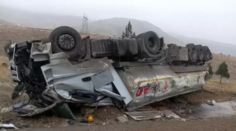 Petrol yüklü tır devrildi