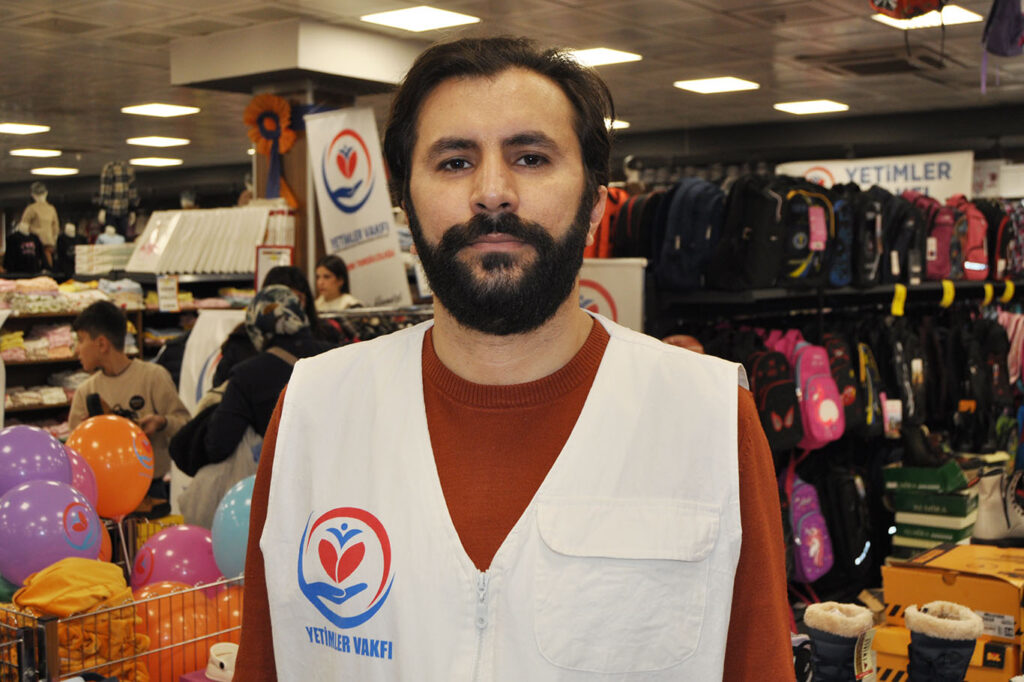 Yüzlerce yetimin yüzünü güldürdüler