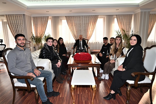 Siyaset Bilimi ve Kamu Yönetimi Bölüm Öğrencilerinden Vali Canalp’a Ziyaret