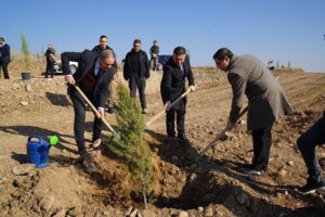 ENGELSİZ BİREYLER, FİDANLARI TOPRAKLA BULUŞTURDU