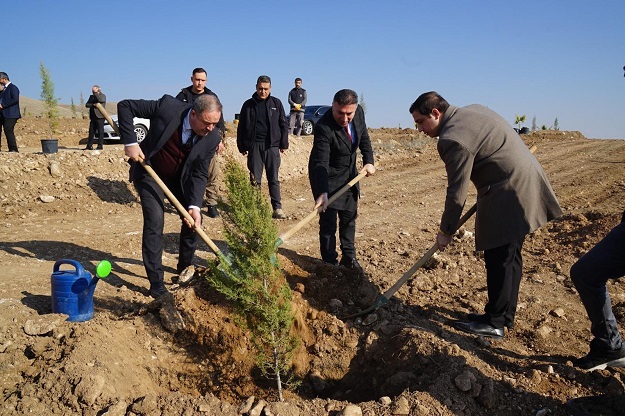 ENGELSİZ BİREYLER, FİDANLARI TOPRAKLA BULUŞTURDU