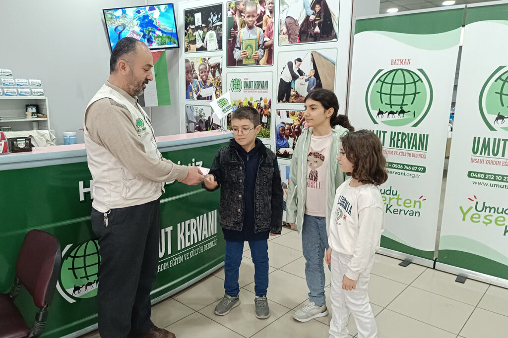 Burs ve harçlıklarını Gazze için bağışladılar