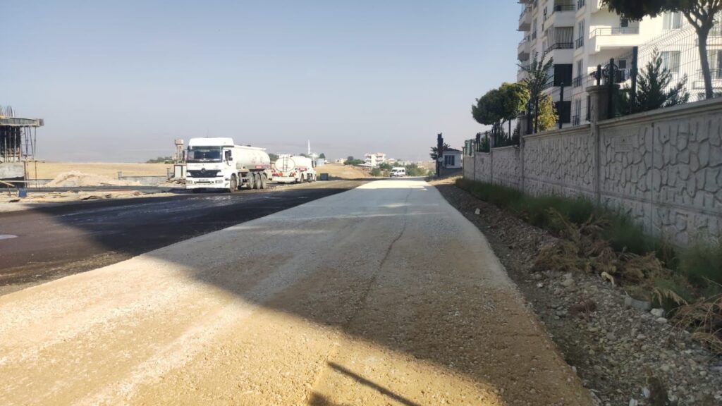 Çamurlu yollar asfaltla buluştu