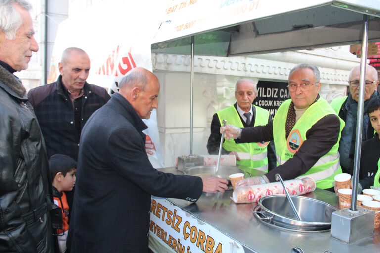 Çorba dağıtarak geçim zorluklarına dikkat çektiler