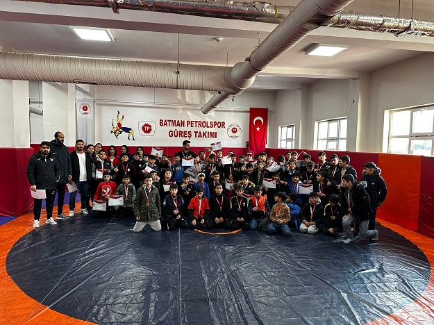 GÜREŞÇİLER 5 KATEGORİ VE 41 DALDA MİNDERİ TERLETTİ