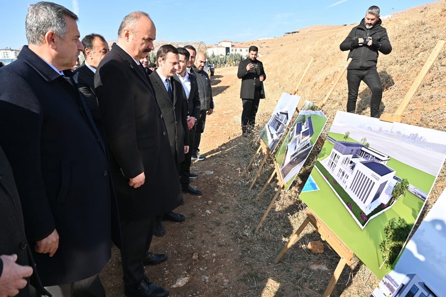 Kozluk’ta kütüphane alanını inceledi