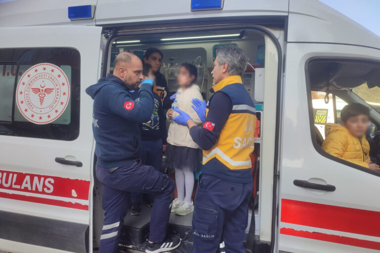 Otomobil ile öğrenci servisi çarpıştı