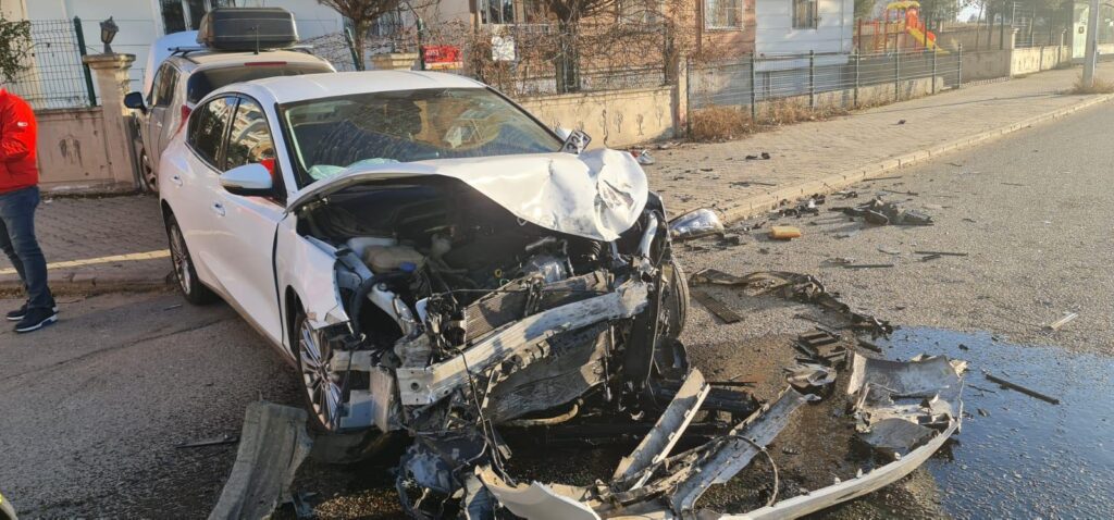 Otomobiller kafa kafaya çarpıştı: 2 yaralı
