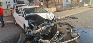 Otomobiller kafa kafaya çarpıştı: 2 yaralı