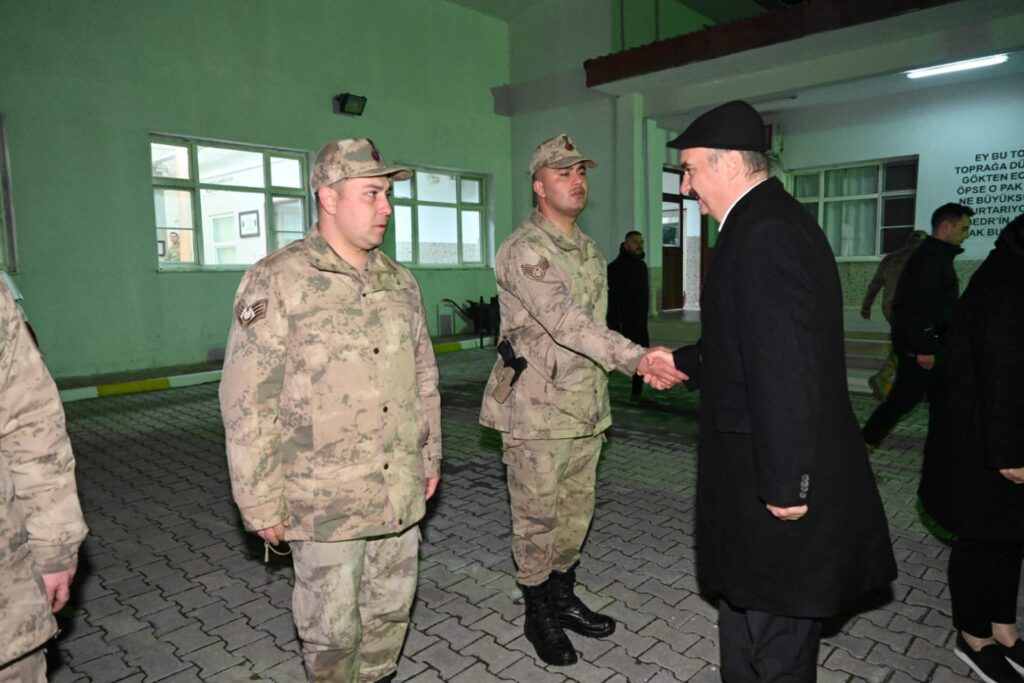 CANALP, ASKERLERLE 2025’E MERHABA DEDİ