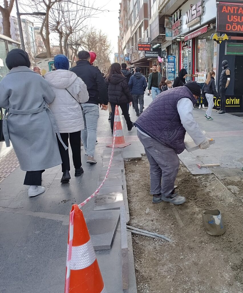 Tonajlı araçlar kaldırımlara zarar veriyor
