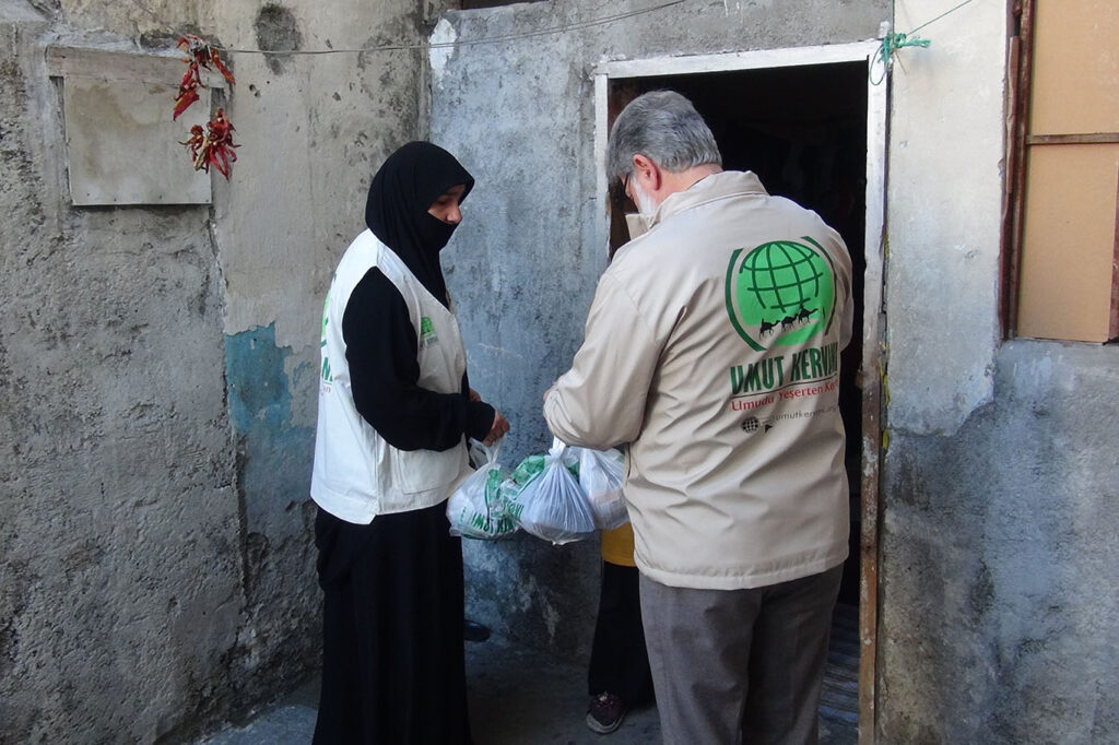 Umut Kervanından et ve gıda yardımı