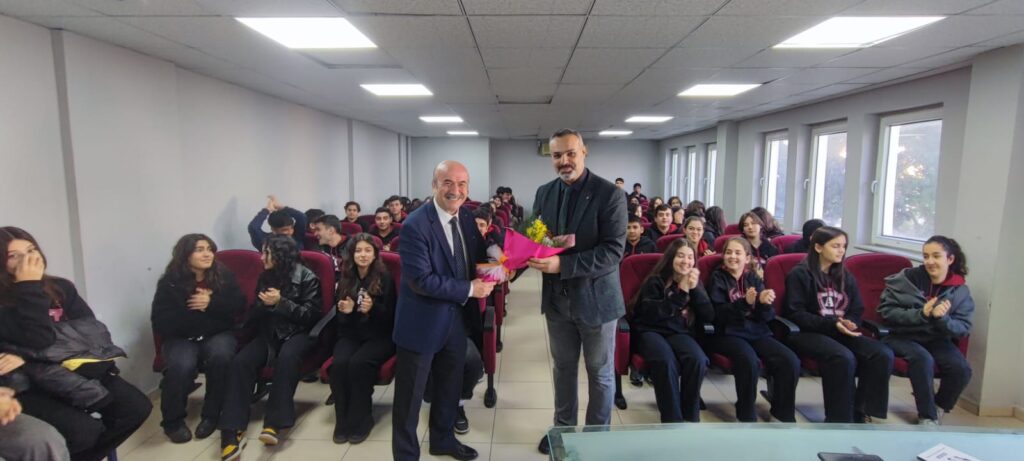 Yazar Özmen, konferanslarına devam ediyor