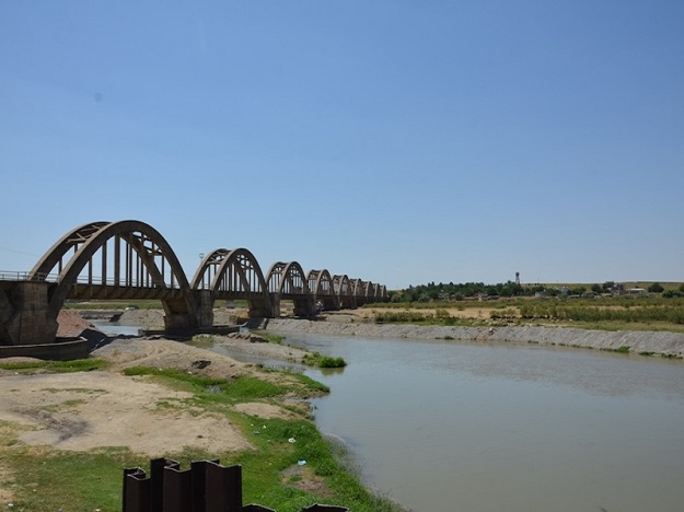Kuraklık, tarihi köprüyü gün yüzüne çıkardı