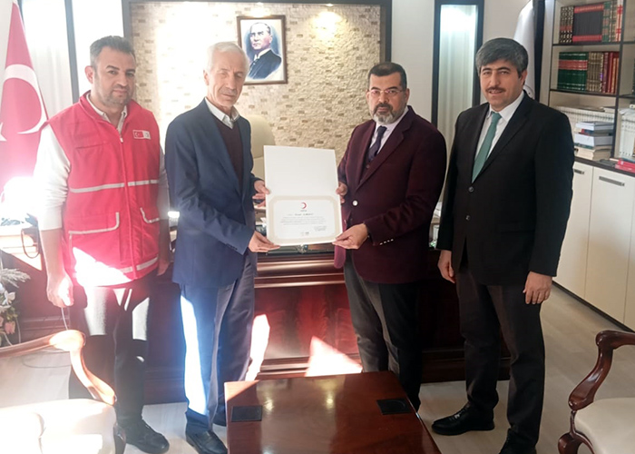 KIZILAY’DAN MÜFTÜYE BRONZ MADALYA