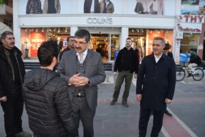 NASIROĞLU VE ŞANSİ ESNAFLARLA SELAMLAŞIP SOHBET ETTİ