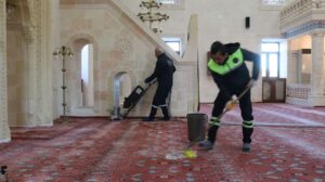 CAMİLER GÜL SUYUYLA TEMİZLENİYOR…