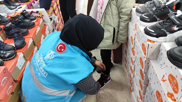 TDV’den yetim ve ihtiyaç sahibi çocuklara Bot ve Mont Desteği