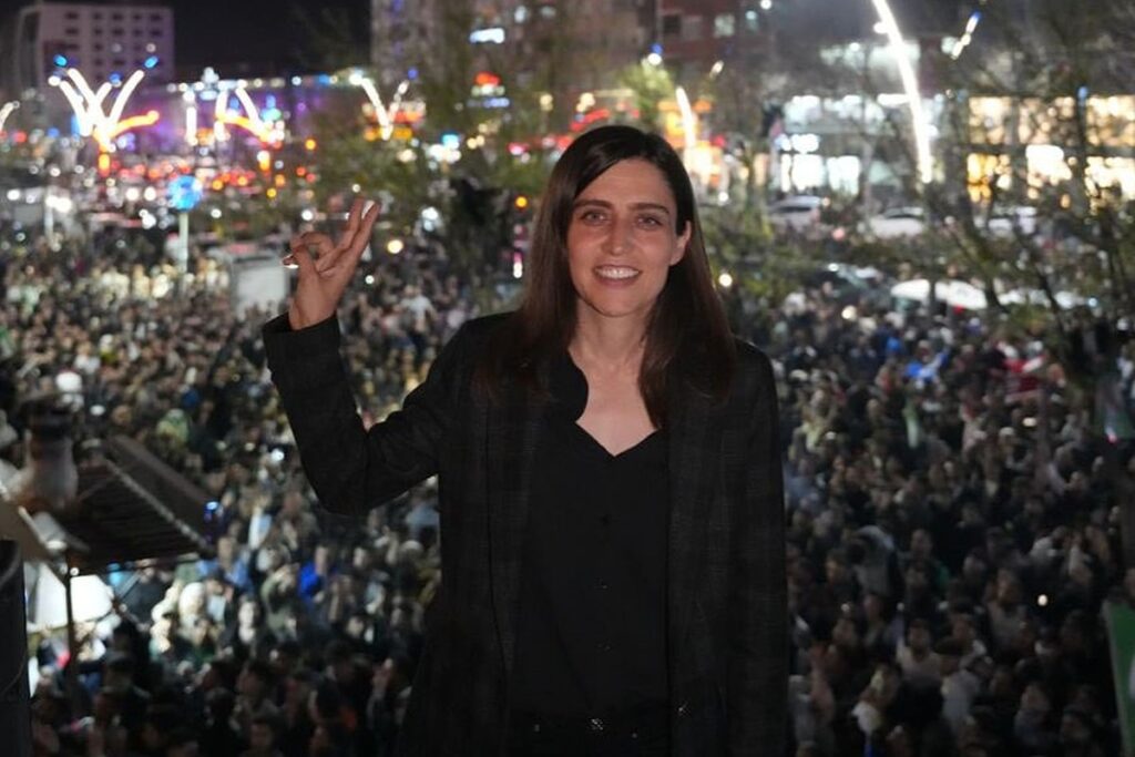 “MEĞER ARSALARI GÜLİSTAN SÖNÜK SATMIŞ”