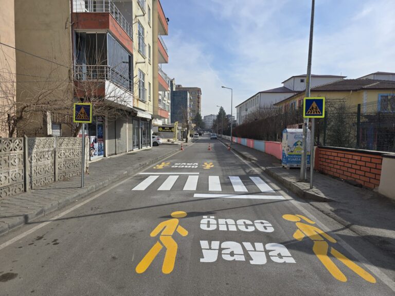 OKUL ÖNLERİNDEKİ YOL ÇİZGİ ÇALIŞMALARI TAMAMLANDI