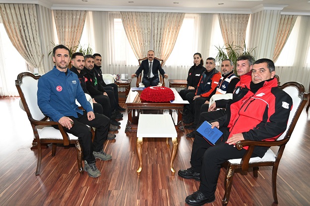 Vali Canalp’e Depremin Yıl Dönümü Ziyareti