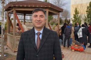 İÇ MEKAN TASARIMI PROGRAMI ÖĞRENCİLERİNDEN KAMPÜSTEKİ KAMELYALARA BAKIM