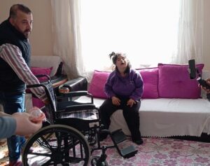 BELEDİYEDEN AYŞE’YE TEKERLEKLİ SANDALYE
